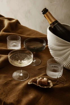 Ferm LIVING Ripple Champagneglas 2-pack -Beste Bestek Winkel 29218 01 11 EnvironmentImage 9f24fd5585